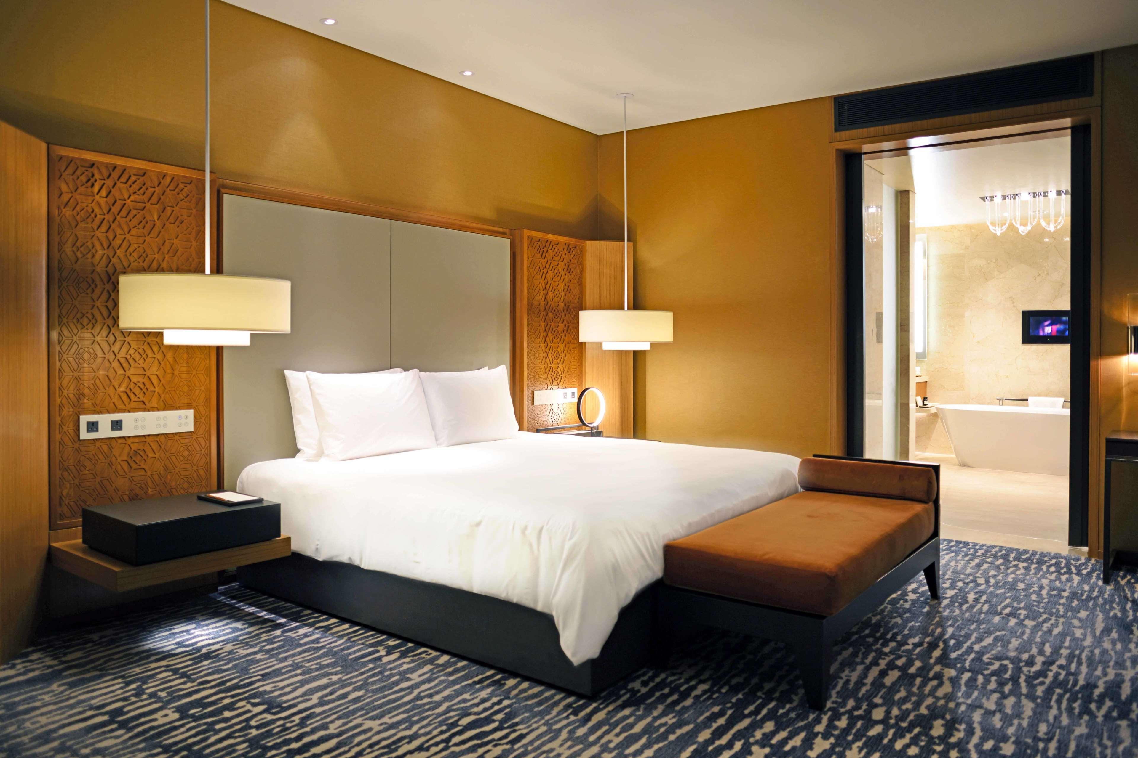 Hotel Park Hyatt Dauhá Exteriér fotografie A bedroom at the hotel