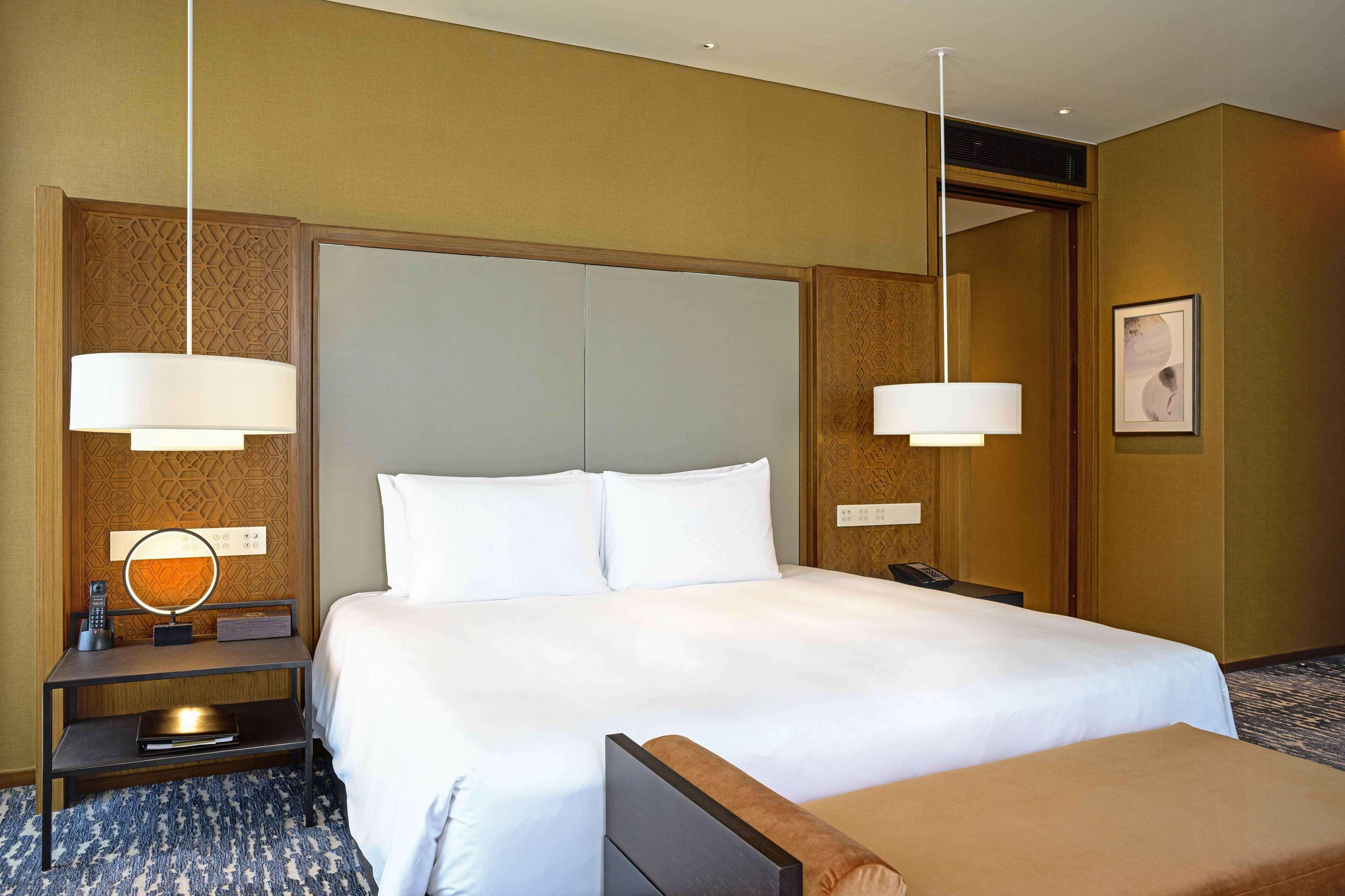 Hotel Park Hyatt Dauhá Exteriér fotografie A bedroom at the hotel