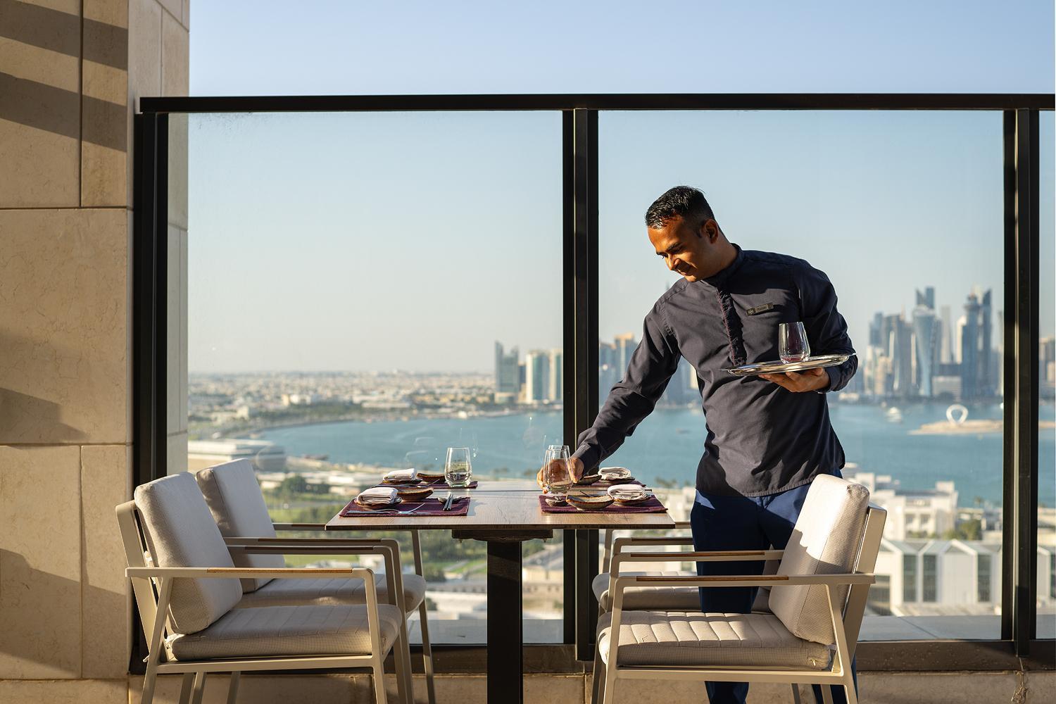 Hotel Park Hyatt Dauhá Exteriér fotografie A butler at the Jumeirah Atlantis Hotel in Dubai