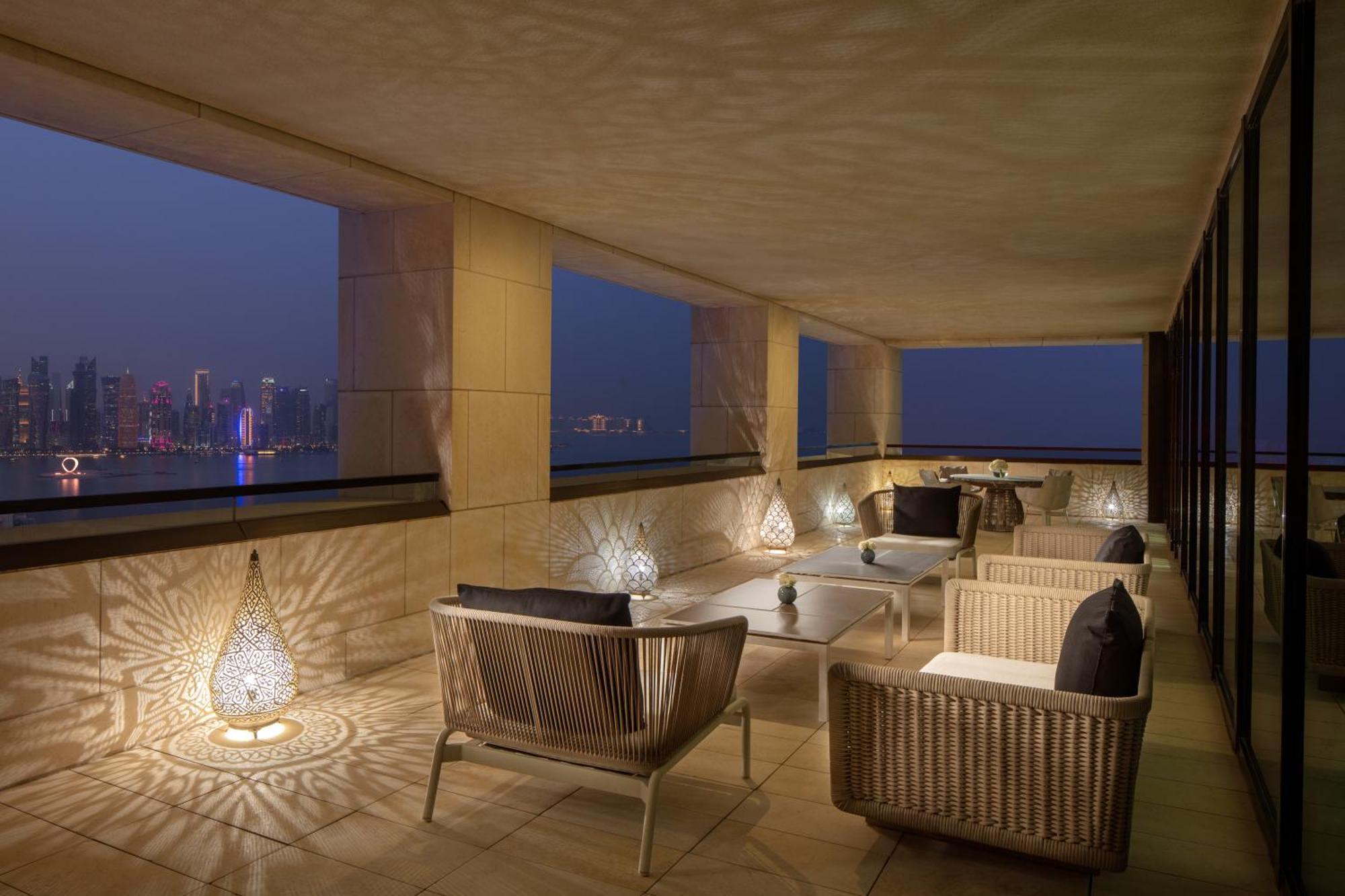 Hotel Park Hyatt Dauhá Exteriér fotografie The view from the balcony of a suite at the Mandarin Oriental, Shanghai